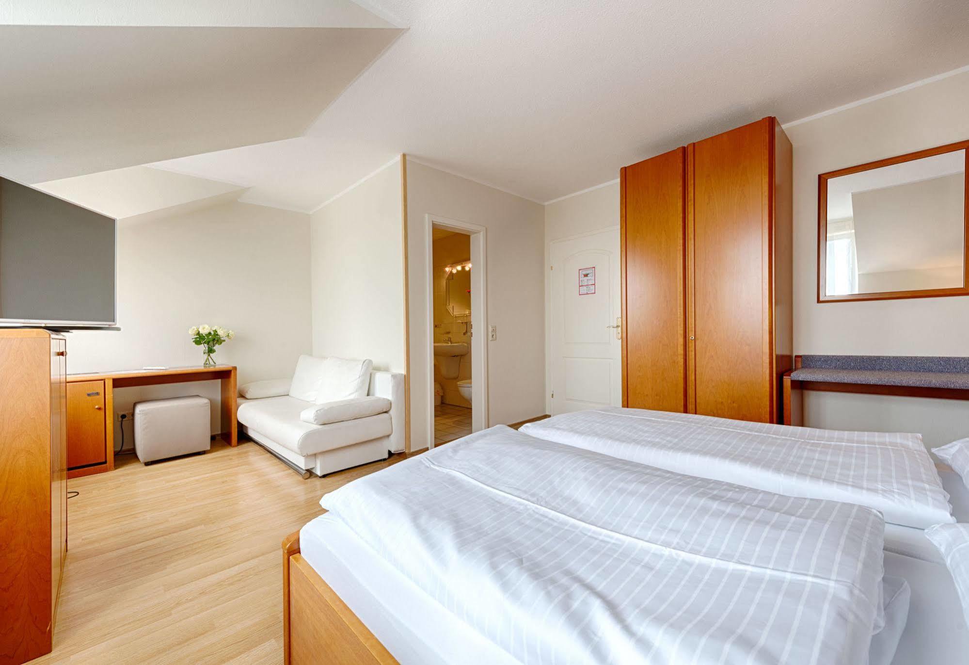 Dom Hotel Гешер Екстериор снимка