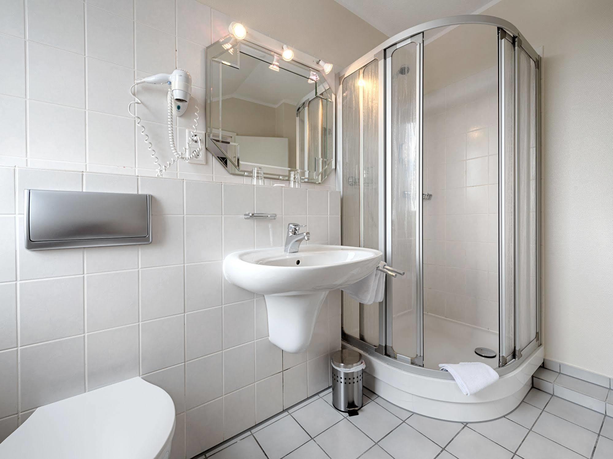 Dom Hotel Гешер Екстериор снимка