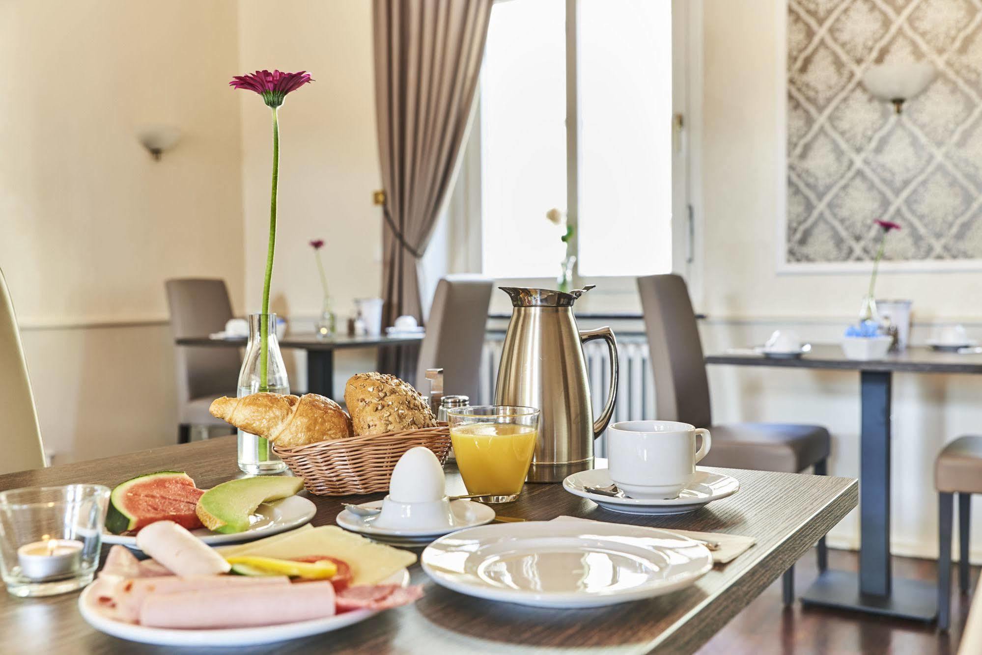 Dom Hotel Гешер Екстериор снимка
